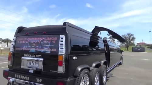 第一次見這種加長(zhǎng)的豪車,車內(nèi)裝飾極其奢侈,真是貧窮限制想象